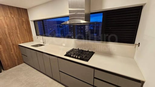 Apartamento de 3 alcobas en arriendo en Castropol, Medellín, 180 m² · foto 1 de 24