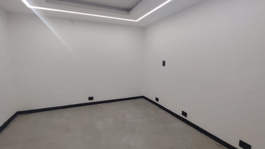 Casa de 10 alcobas en arriendo en Lalinde, Medellín, 300 m² · foto 2 de 16