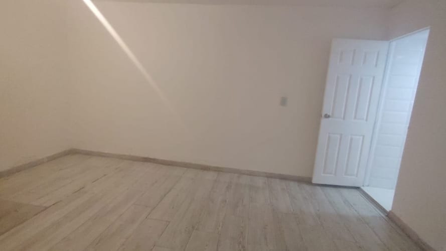 Casa de 10 alcobas en arriendo en Lalinde, Medellín, 300 m² · foto 5 de 16