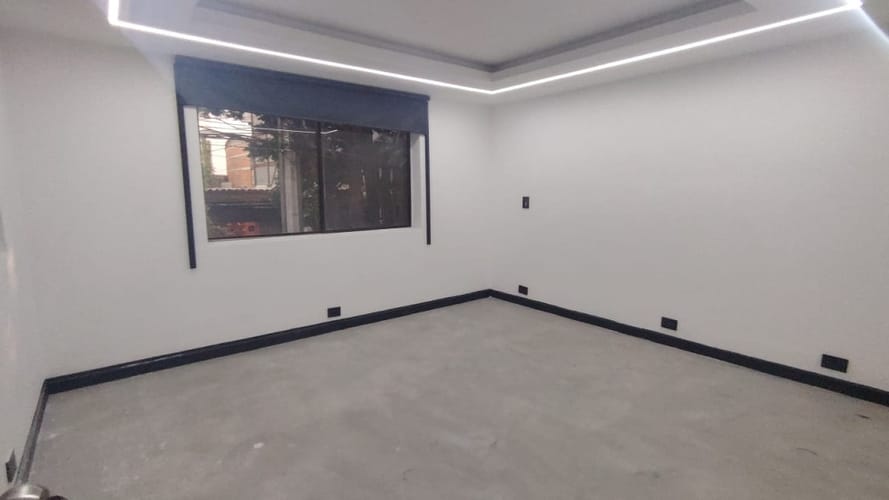 Casa de 10 alcobas en arriendo en Lalinde, Medellín, 300 m² · foto 6 de 16