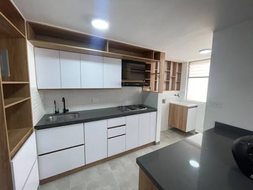 Apartamento de 3 alcobas en arriendo en Altos Del Poblado, Medellín, 75 m² · foto 2 de 15
