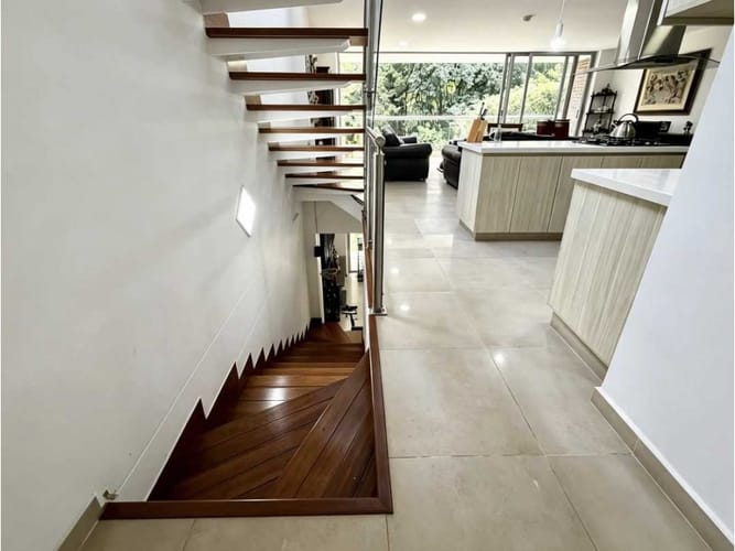 Casa de 3 alcobas en venta en Montessori, Envigado, 286 m² · foto 3 de 14