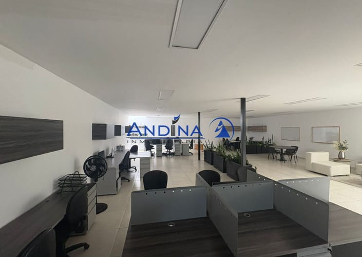 Local en arriendo en La Castellana, Medellín, 340 m² · foto 17 de 18