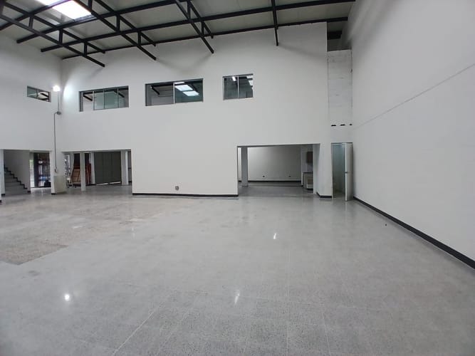 Local en venta en El Poblado, Medellín, 402 m² · foto 3 de 17