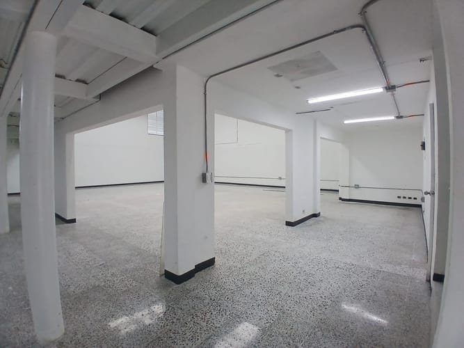 Local en venta en El Poblado, Medellín, 402 m² · foto 2 de 17
