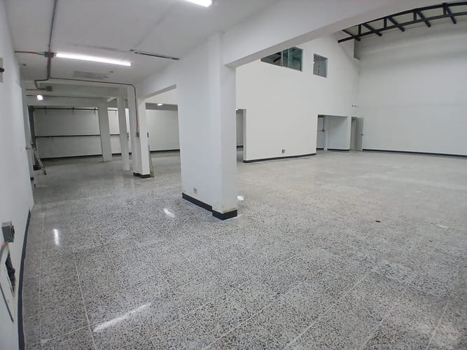 Local en venta en El Poblado, Medellín, 402 m² · foto 11 de 17