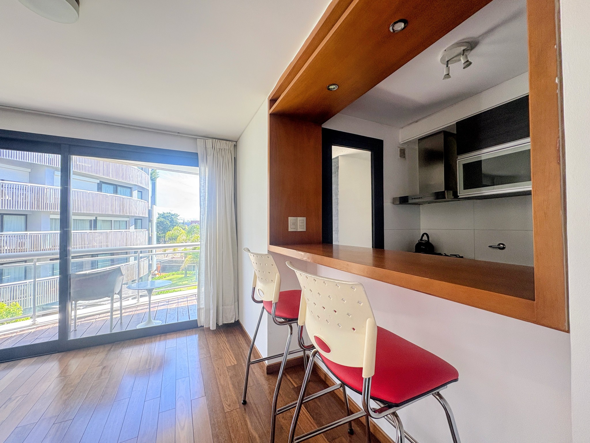 Con muebles, terraza con parrillero y estufa! buena luz natural. · Foto 4