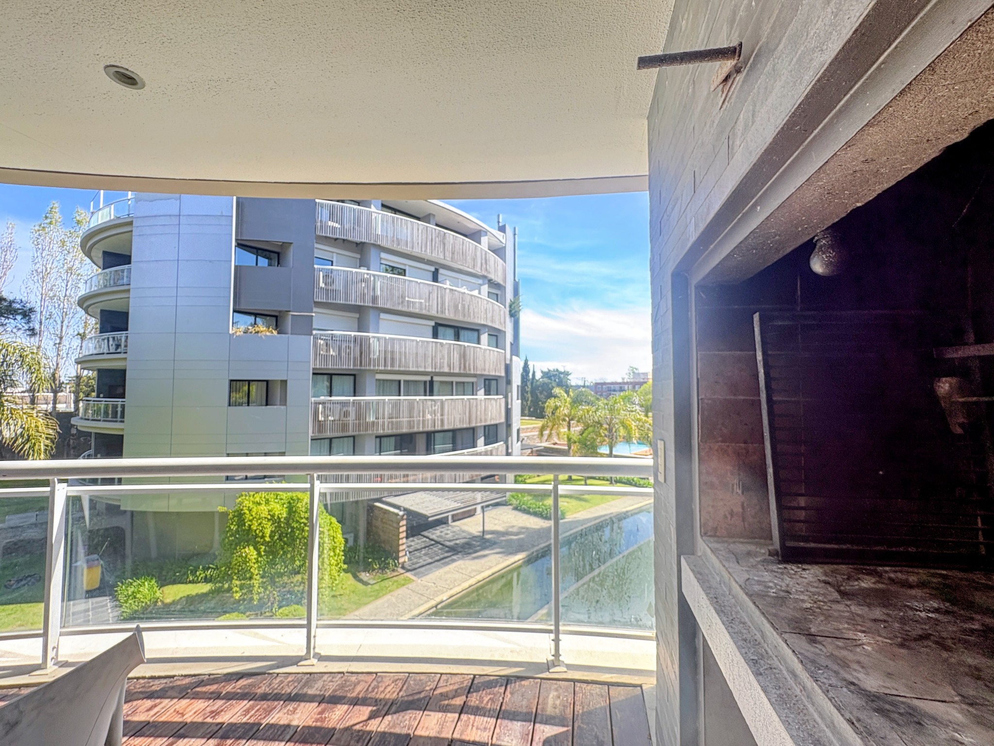 Con muebles, terraza con parrillero y estufa! buena luz natural. · Foto 12