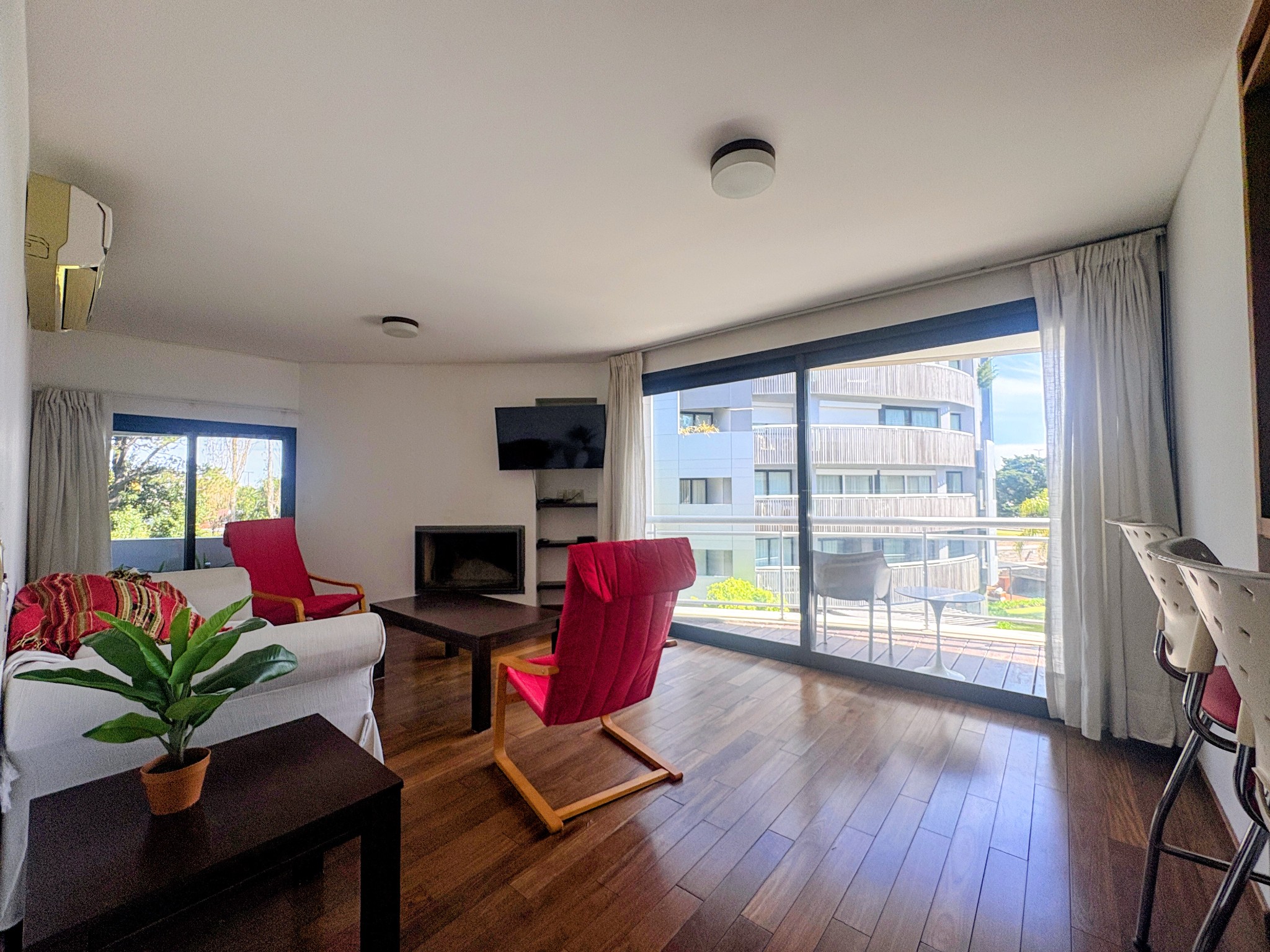 Con muebles, terraza con parrillero y estufa! buena luz natural. · Foto 5