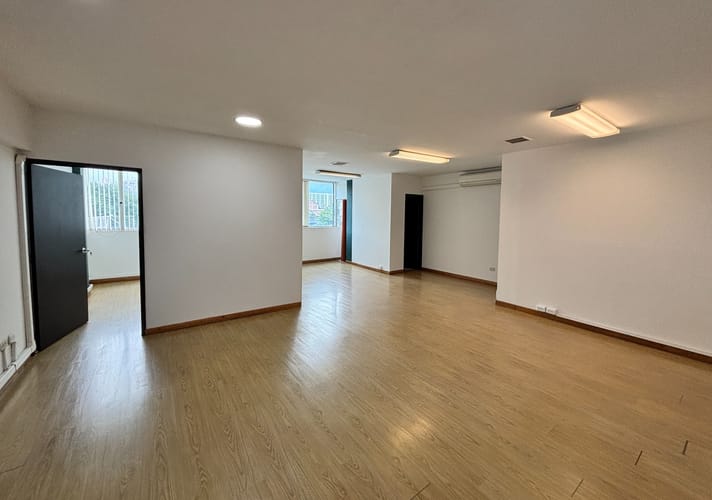 Edificio en venta en Laureles, Medellín, 1480 m² · foto 19 de 20
