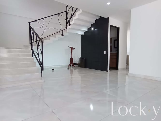 Casa de 3 alcobas en venta en El Porvenir, Rionegro, 300 m² · foto 2 de 21