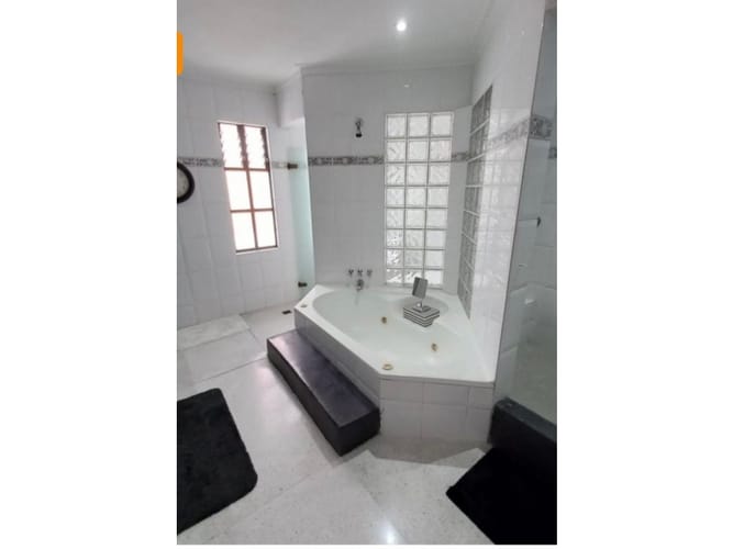 Apartamento de 6 alcobas en venta en Laureles, Medellín, 320 m² · foto 7 de 17