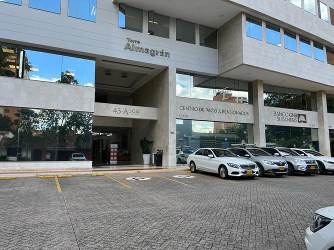 Oficina en arriendo en El Poblado, Medellín, 46 m² · foto 7 de 11