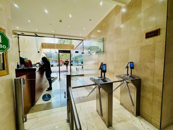 Oficina en arriendo en El Poblado, Medellín, 46 m² · foto 9 de 11
