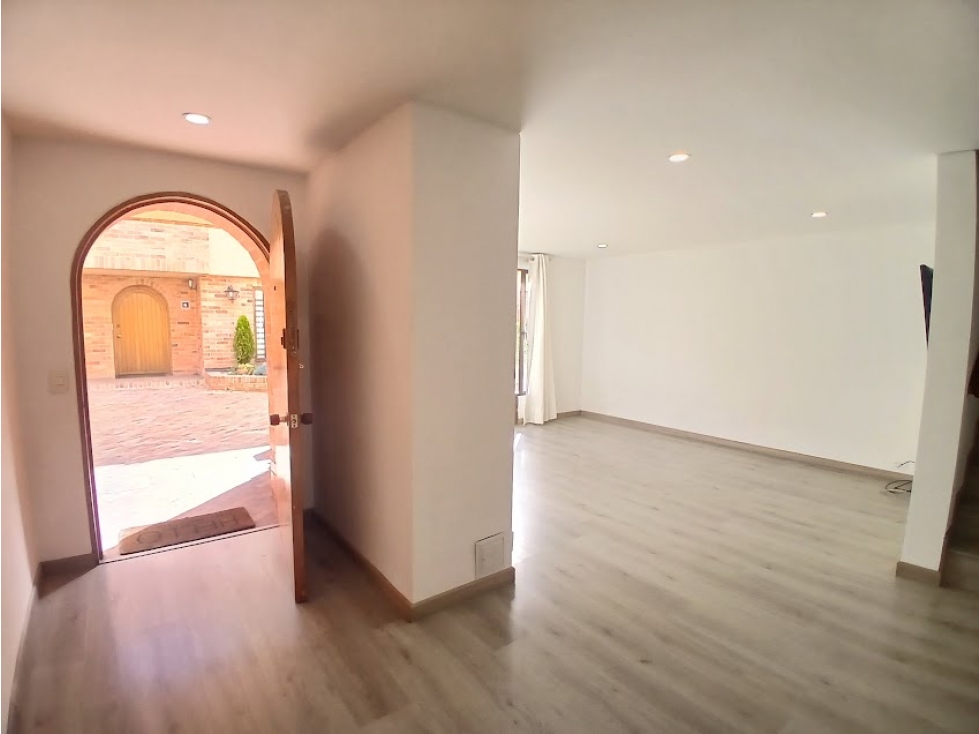 Casa en venta en Colina Campestre, Bogotá · foto 3 de 24