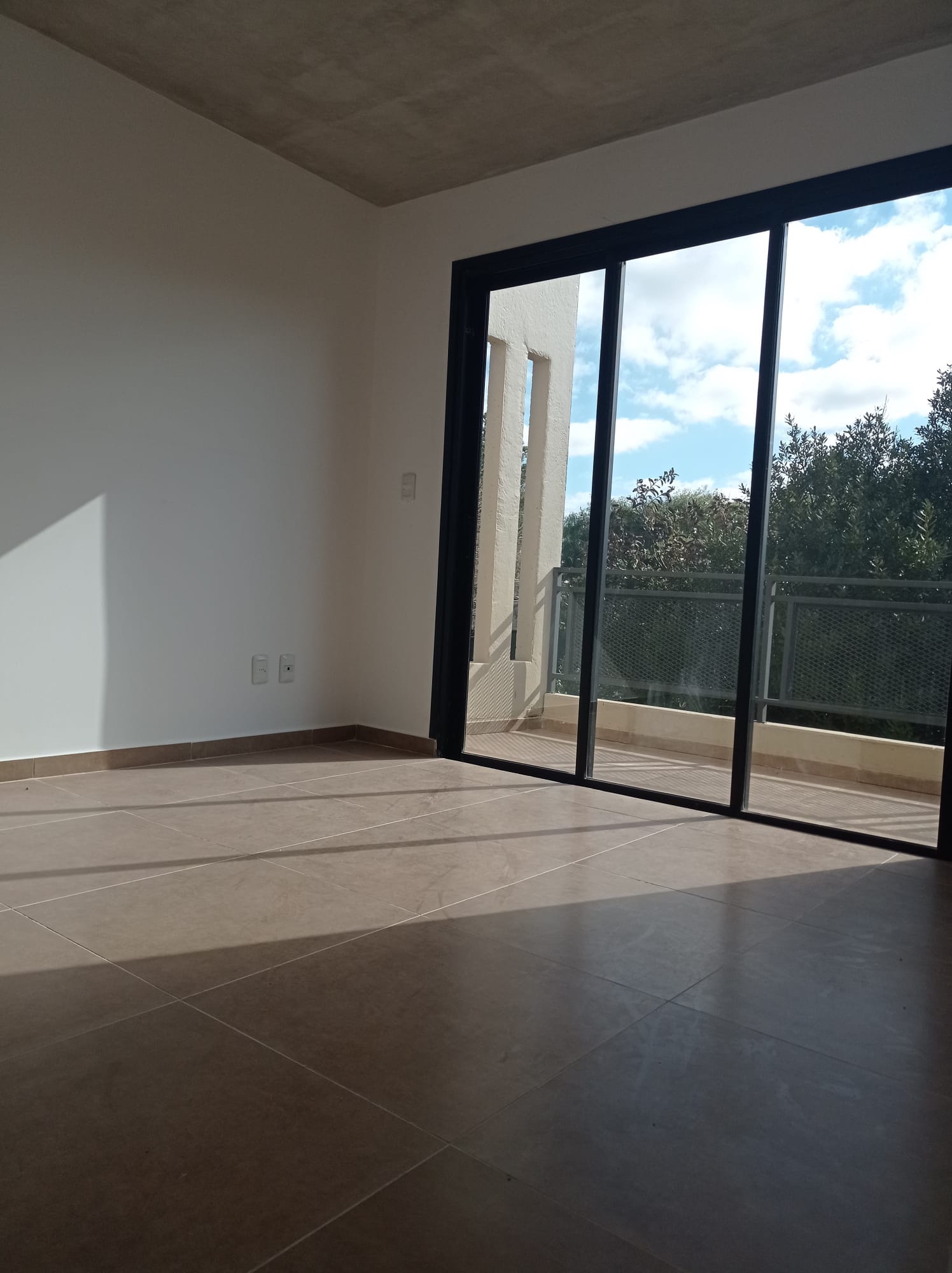 ALQUILER. Casa 3 dorm, cochera, parrillero, patio | Próx. Rambla Lomas de Solymar · Foto 9