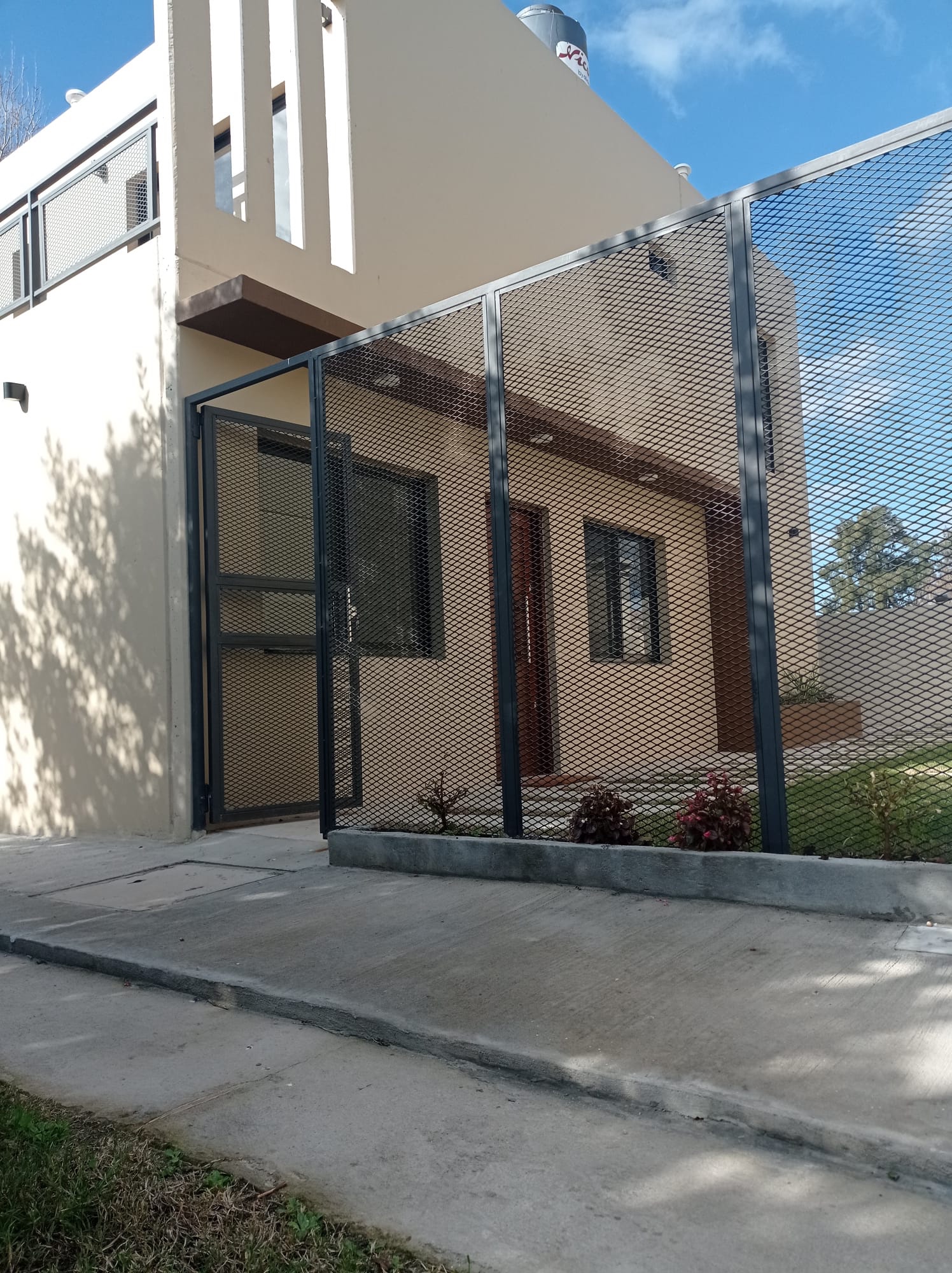 ALQUILER. Casa 3 dorm, cochera, parrillero, patio | Próx. Rambla Lomas de Solymar · Foto 2