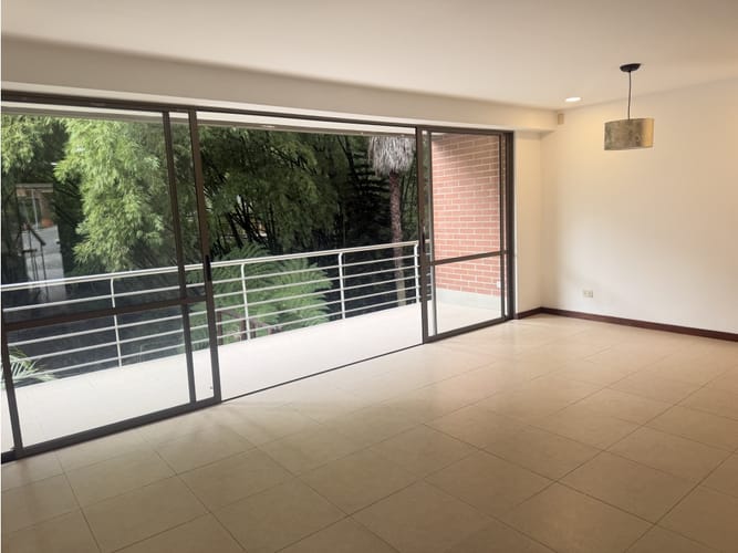 Casa de 3 alcobas en venta en Medellín, 218 m² · foto 2 de 20