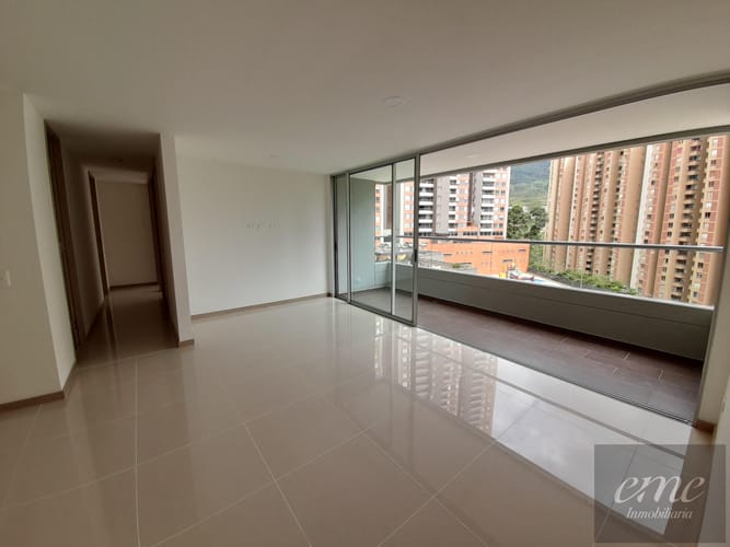 Apartamento de 3 alcobas en venta en Bello, 91 m² · foto 2 de 18