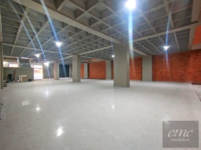Bodega en arriendo en Perpetuo Socorro, Medellín, 3000 m² · foto 3 de 24