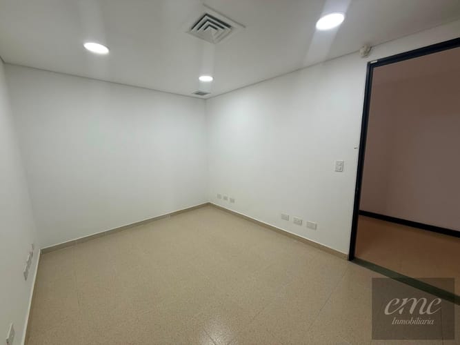 Oficina en arriendo en Patio Bonito, Medellín, 37 m² · foto 3 de 11