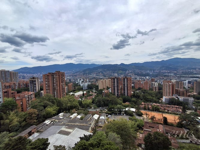 Apartamento de 2 alcobas en arriendo en Los Balsos, Medellín, 79 m² · foto 2 de 8