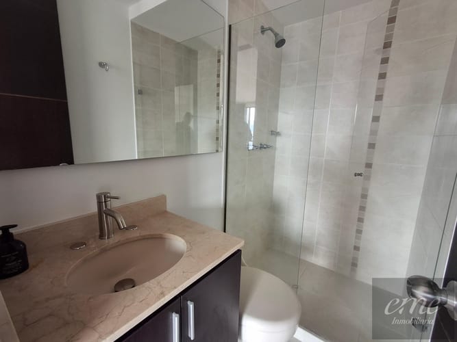 Apartamento de 2 alcobas en arriendo en Los Balsos, Medellín, 79 m² · foto 5 de 8