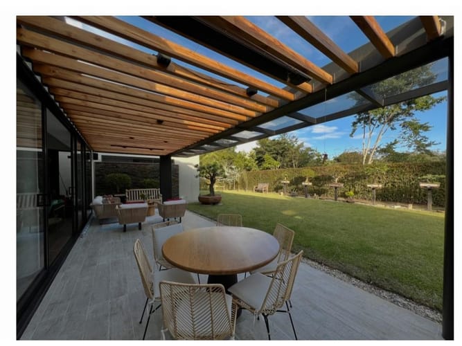 Casa de 3 alcobas en venta en Llano Grande, Rionegro, 385 m² · foto 2 de 10