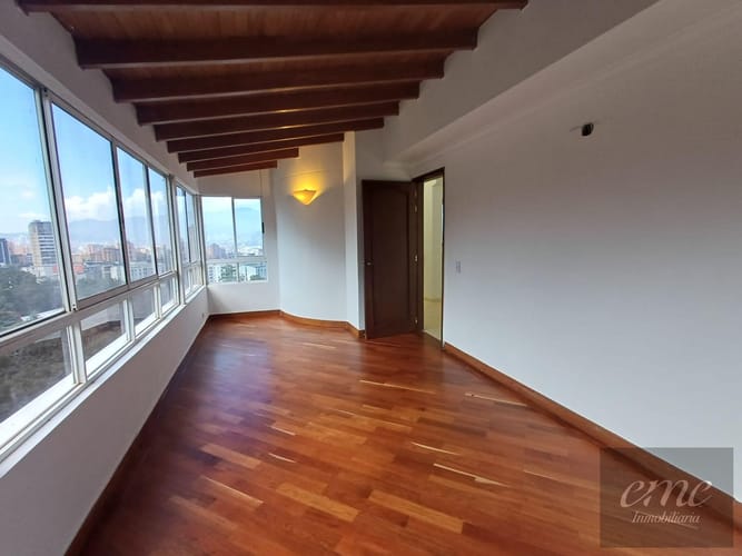 Apartamento de 4 alcobas en arriendo en Vizcaya, Medellín, 260 m² · foto 3 de 24