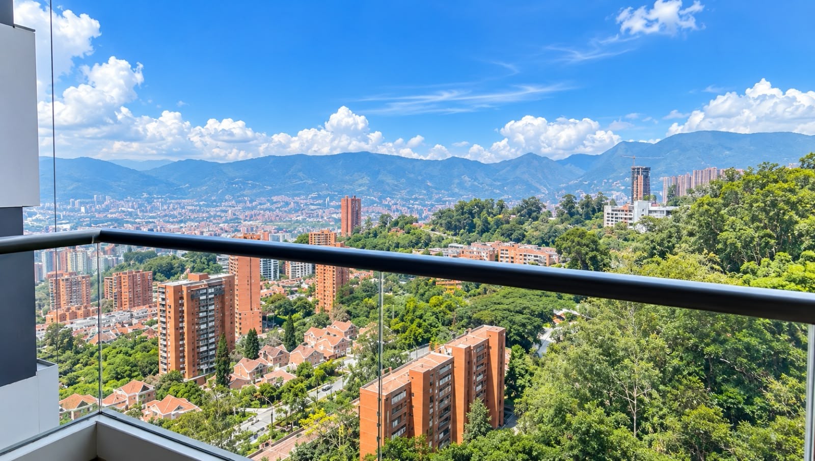 Apartamento en venta en Altos Del Poblado, Medellín · foto 3 de 9