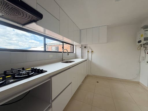 Apartamento de 3 alcobas en arriendo en Loma Del Escobero, Envigado, 130 m² · foto 2 de 21