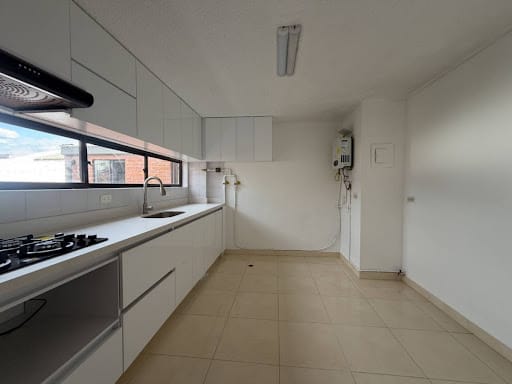 Apartamento de 3 alcobas en arriendo en Loma Del Escobero, Envigado, 130 m² · foto 3 de 21