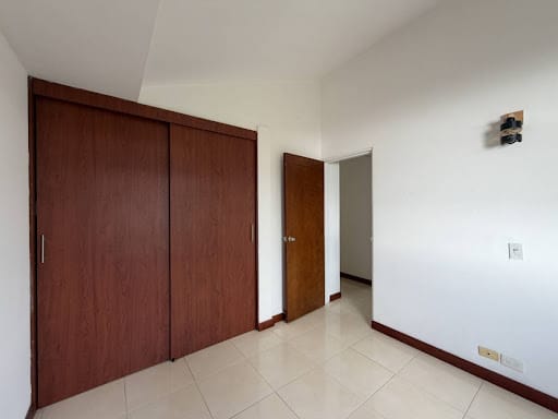 Apartamento de 3 alcobas en arriendo en Loma Del Escobero, Envigado, 130 m² · foto 5 de 21