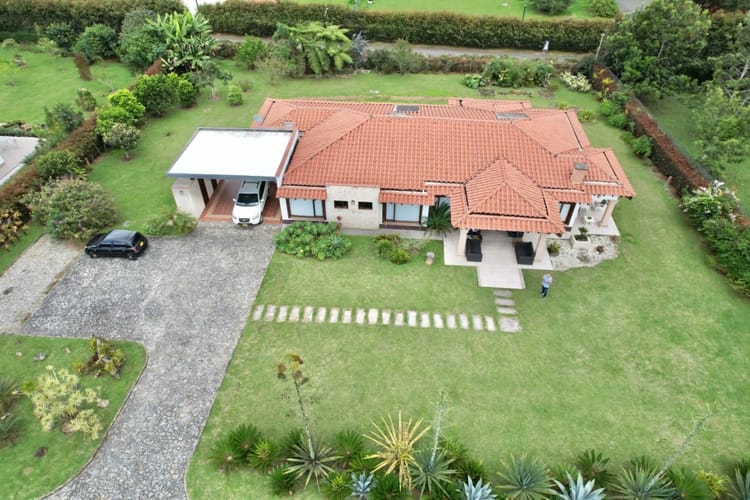 Casa de 5 alcobas en venta en La Ceja · foto 3 de 24