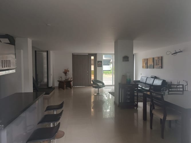 Casa de 4 alcobas en venta en Ciudad Jardin, Cali, 251 m² · foto 2 de 24