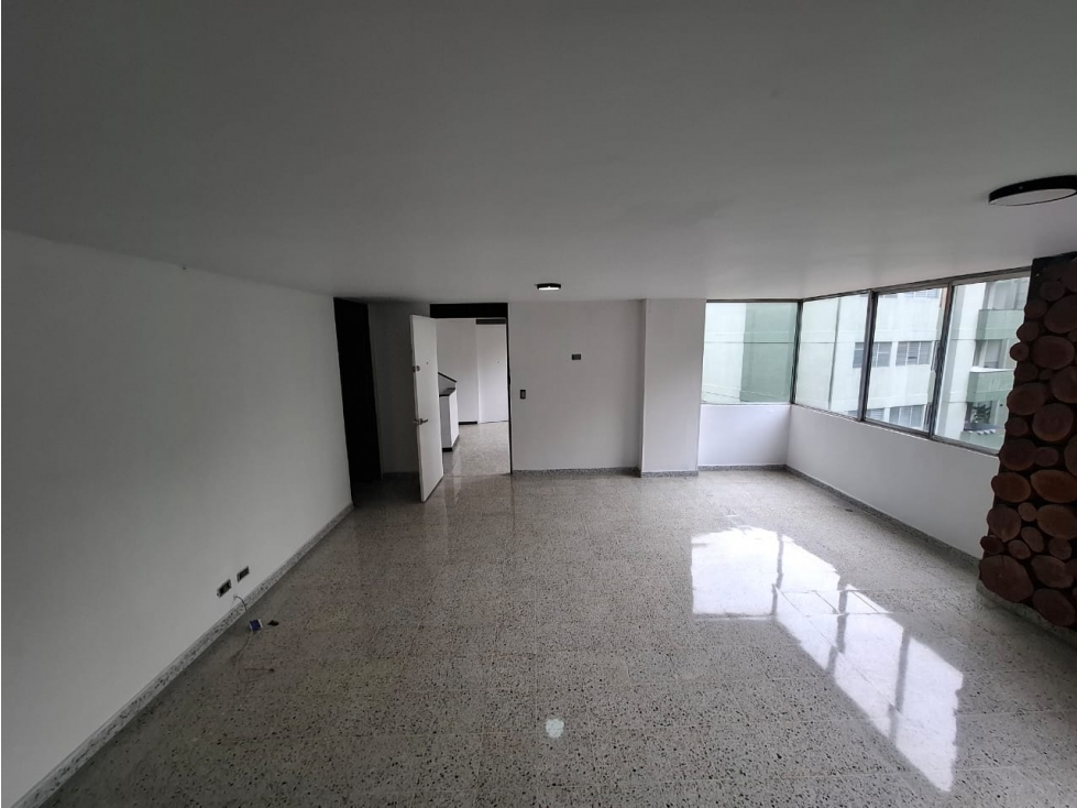Apartamento en arriendo en Los Colores, Medellín · foto 2 de 18