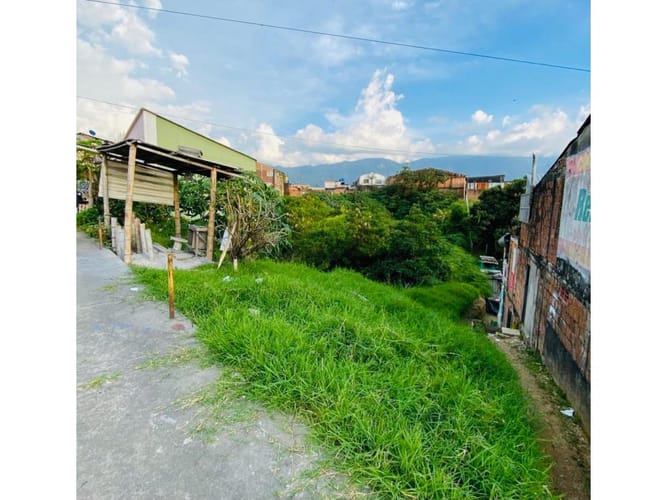 Lote en venta en La Castilla, Armenia, 2100 m² · foto 2 de 6
