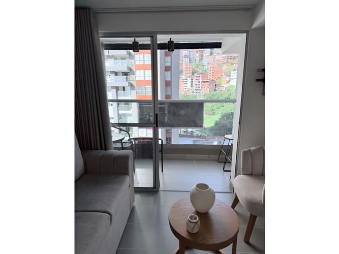 Apartamento de 3 alcobas en venta en Loma De Los Bernal, Medellín, 68 m² · foto 2 de 21