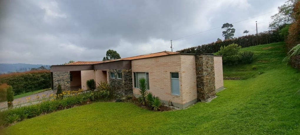 Casa de 5 alcobas en venta en Loma Del Indio, Medellín, 1593 m² · foto 2 de 11