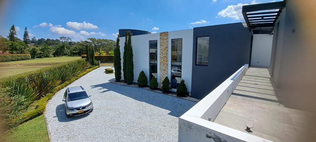 Casa de 5 alcobas en venta en Llano Grande, Rionegro · foto 2 de 24
