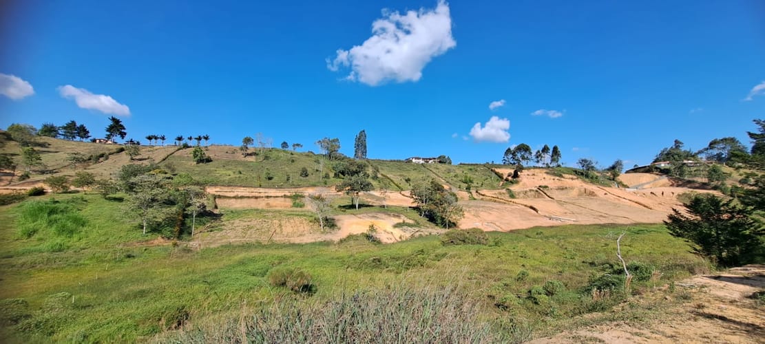 Lote en venta en El Salado, El Carmen de Viboral, 2101 m² · foto 2 de 17