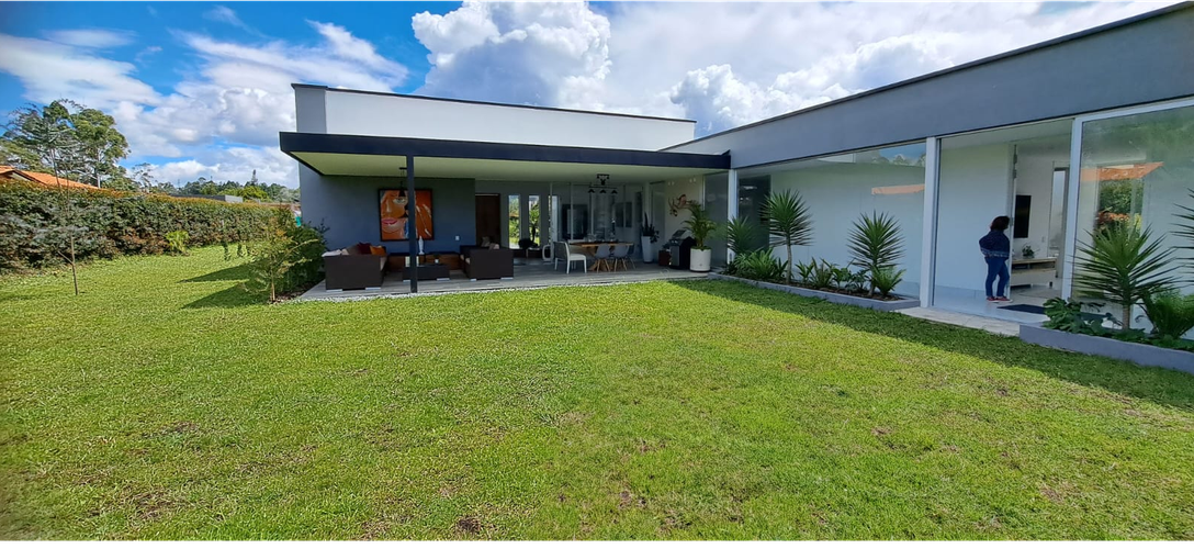 Casa de 3 alcobas en venta en Llano Grande, Rionegro, 1930 m² · foto 2 de 17