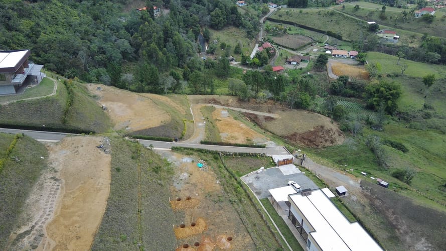 Lote en venta en San Jose, Guarne, 2415 m² · foto 2 de 15