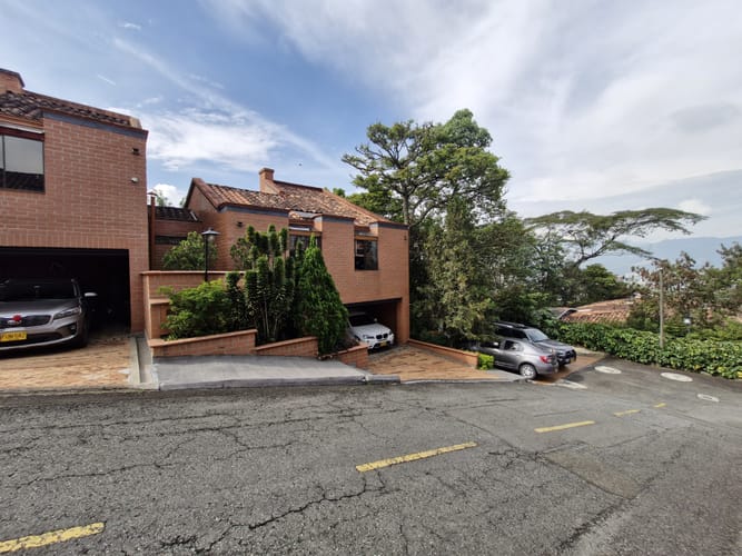 Casa de 3 alcobas en venta en El Poblado, Medellín, 240 m² · foto 2 de 24