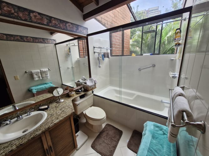 Casa de 3 alcobas en venta en El Poblado, Medellín, 240 m² · foto 14 de 24
