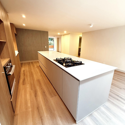Apartamento de 3 alcobas en venta en El Castillo, Medellín, 152 m² · foto 5 de 13