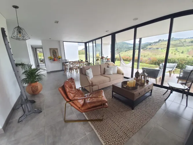 Casa de 3 alcobas en venta en Pantanillo, El Retiro, 1817 m² · foto 2 de 16