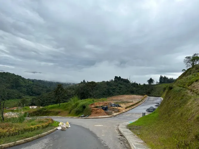 Lote en venta en La Mosquita, Guarne, 2117 m² · foto 4 de 8
