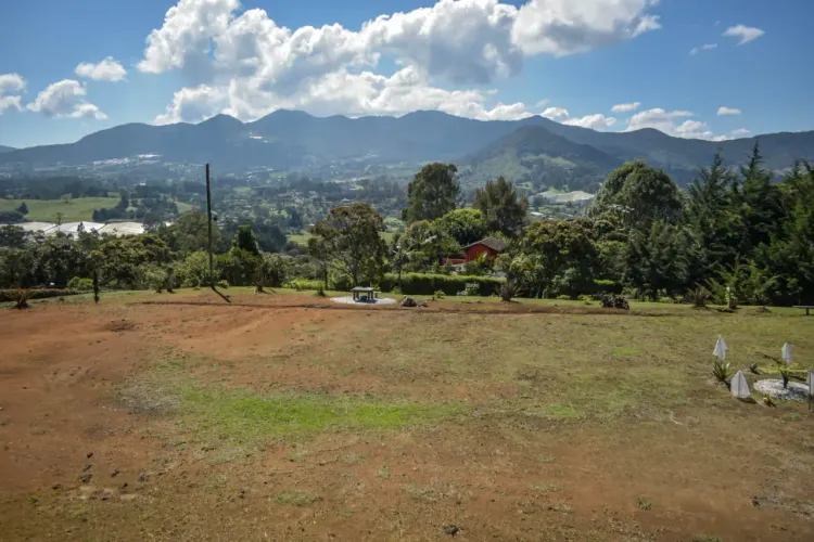 Lote en venta en Guamito, Rionegro, 4926 m² · foto 2 de 10