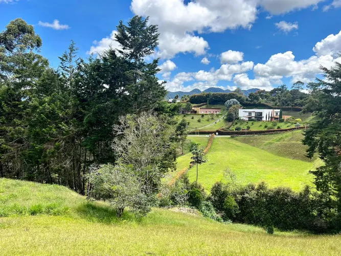 Lote en venta en Quirama, El Carmen de Viboral, 3479 m² · foto 3 de 12